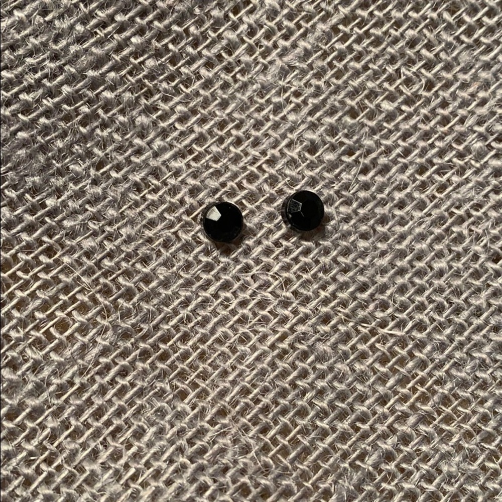 👁 NWOT Small Black Stud Earrings